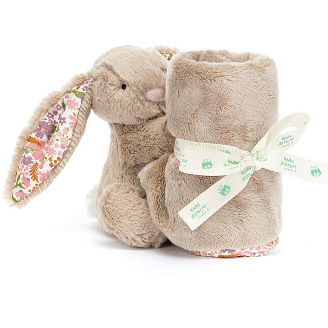 Jellycat beige konijnen knuffeldoek opgerold en vastgebonden met een lint, naast de pluchen konijnenkop.