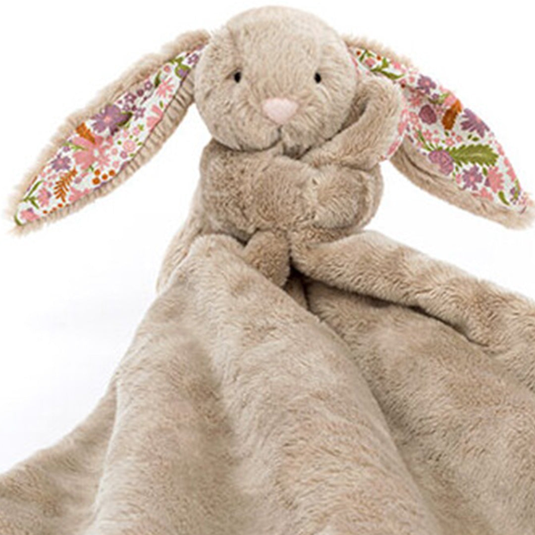 Close-up van de Jellycat beige konijnen knuffeldoek met gebloemde oren en de bovenkant van de deken.