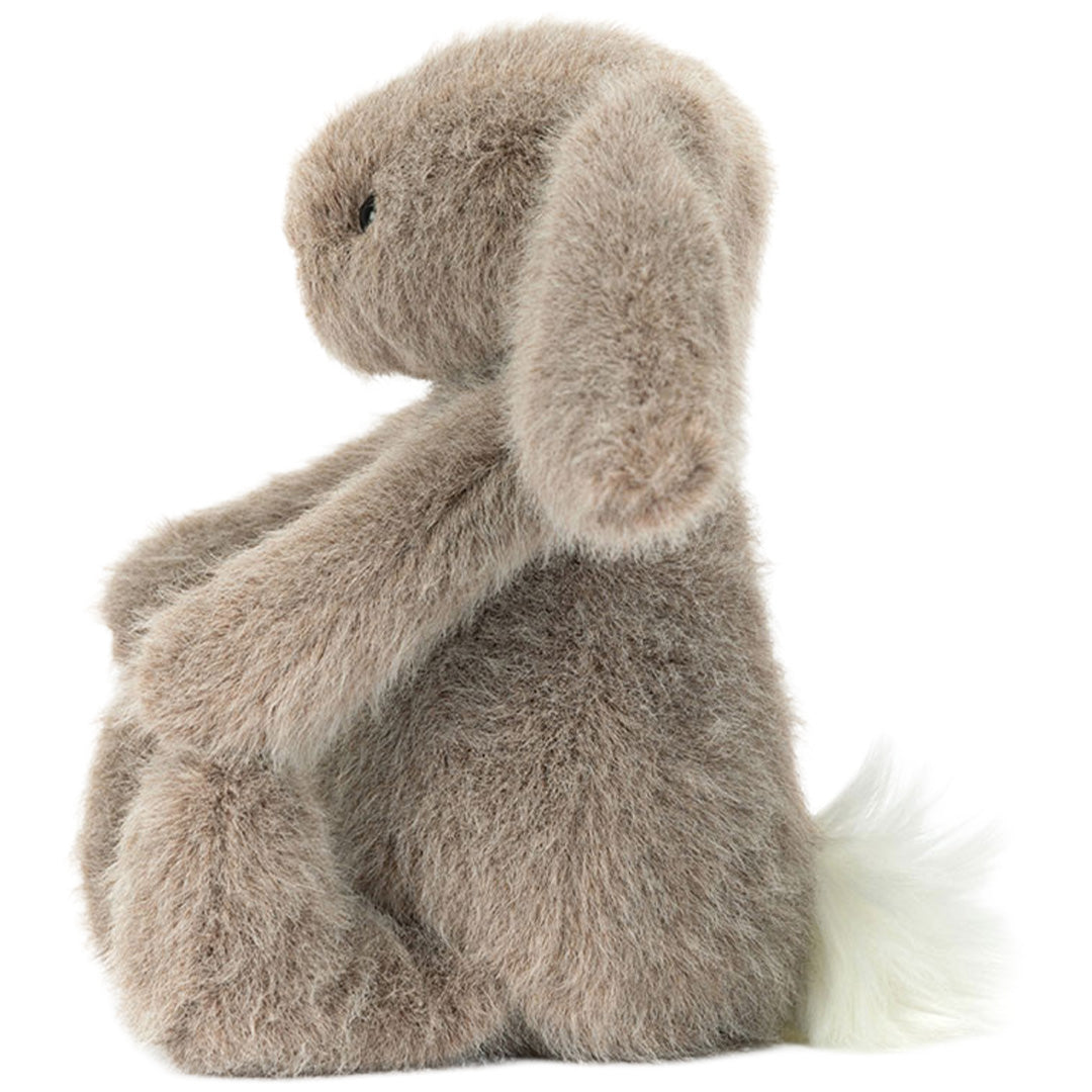 Zijaanzicht van het Jellycat knuffelkonijn Flufflet Bunny met een witte staart.