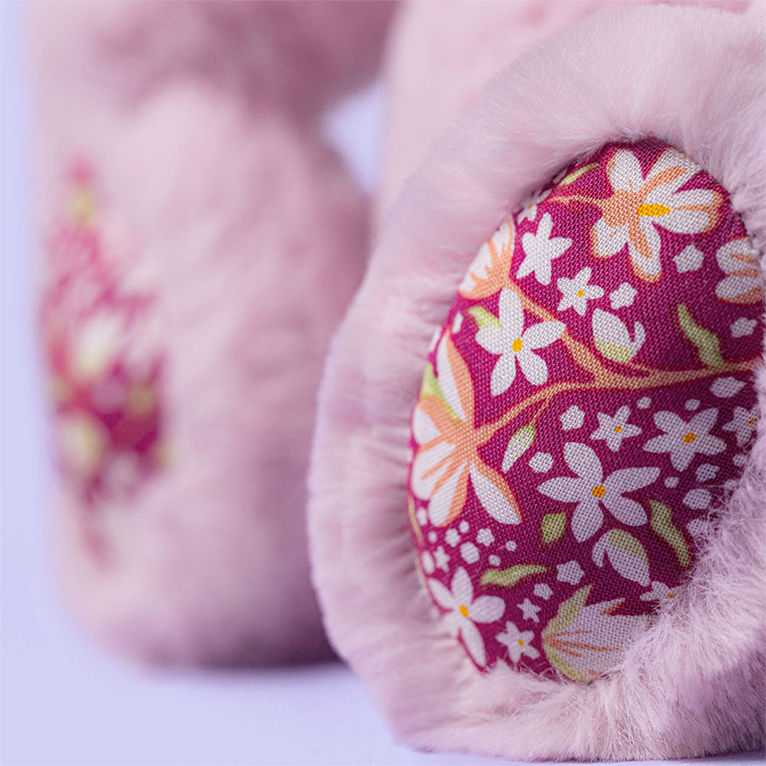 Detail van de gebloemde voetzool van het roze Jellycat knuffelkonijn.