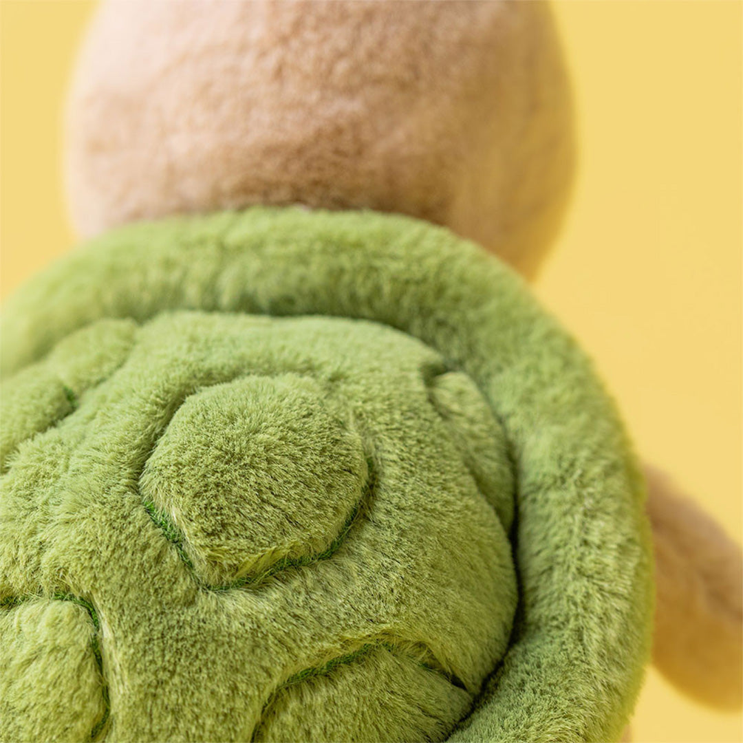 Detailopname van de groene, getextureerde schild van de Jellycat pluchen schildpad knuffel.