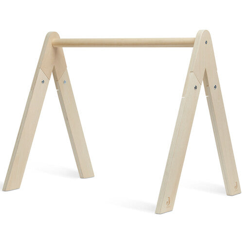Jollein houten babygym frame, schuin gefotografeerd.
