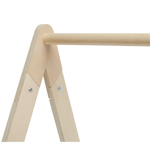 Detail van de houten constructie van de Jollein babygym frame.