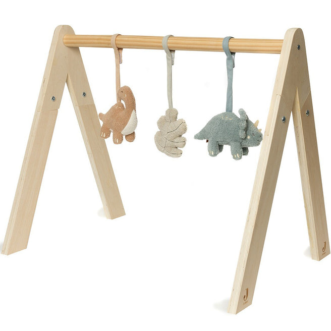 Jollein houten babygym met drie hangende speeltjes: een beige dinosaurus, een beige blad en een blauwe dinosaurus.