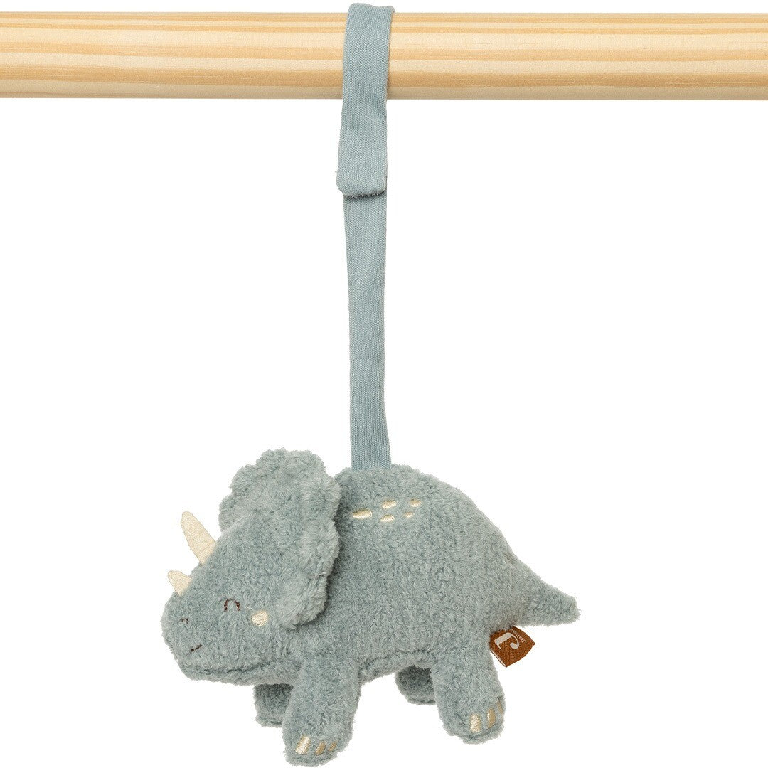 Close-up van het Jollein blauwe dinosaurus babygymspeeltje hangend aan een houten staaf.