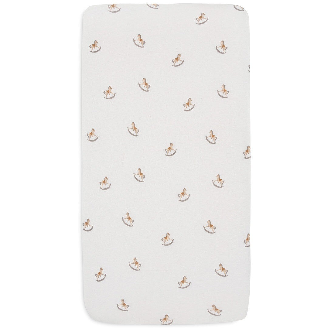 Jollein babyhoeslaken met een herhalend beige wiebelpaardjespatroon, plat neergelegd en van bovenaf gefotografeerd.