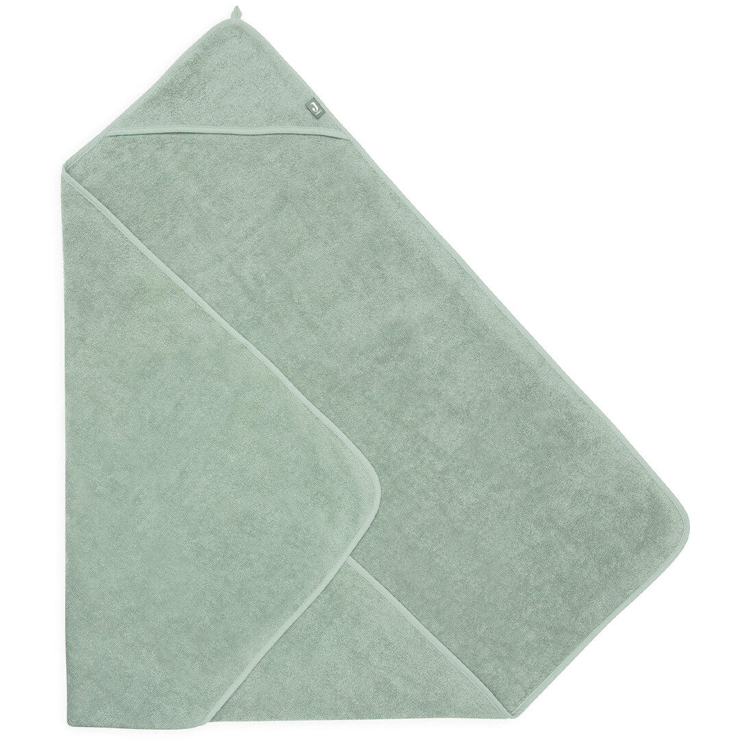 Jollein badcape voor baby's in ash green, schuin gevouwen.