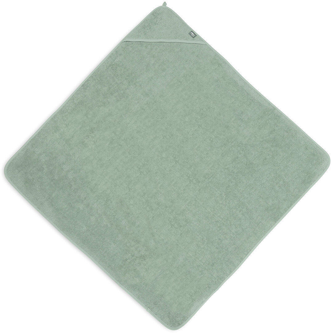 Jollein badcape voor baby's in ash green, volledig uitgevouwen en plat gelegd.
