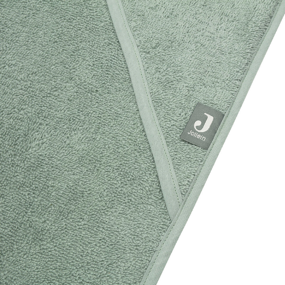 Detail van de Jollein badcape in ash green met het merklabel op de capuchon.