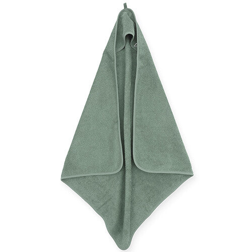 Jollein badcape van ash green badstof, hangend en driehoekig gevouwen.