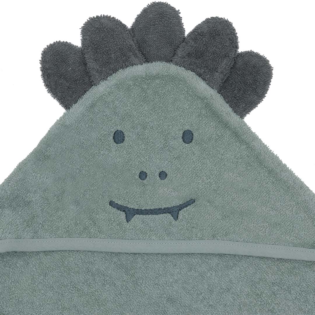 Close-up van de capuchon van de baby badcape met een geborduurd krokodillenhoofdje en zachte stekels.