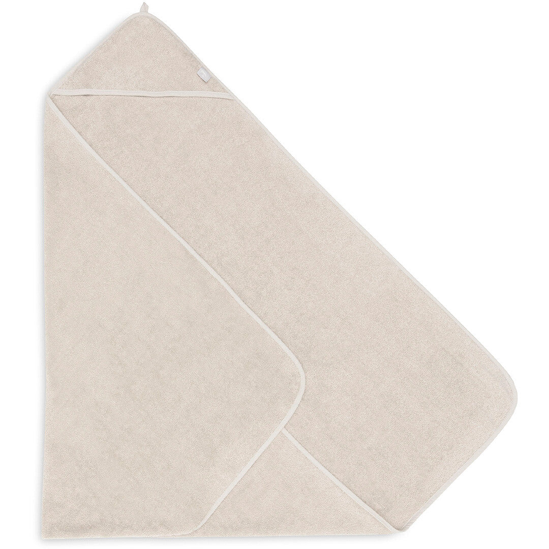 Jollein badcape van badstof in nougat kleur, schuin gevouwen.