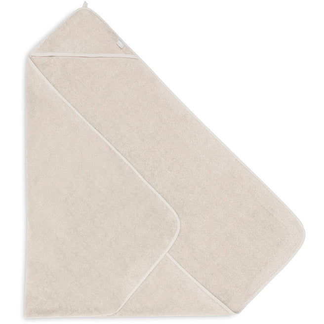 Jollein badcape van badstof in nougat kleur, schuin gevouwen.