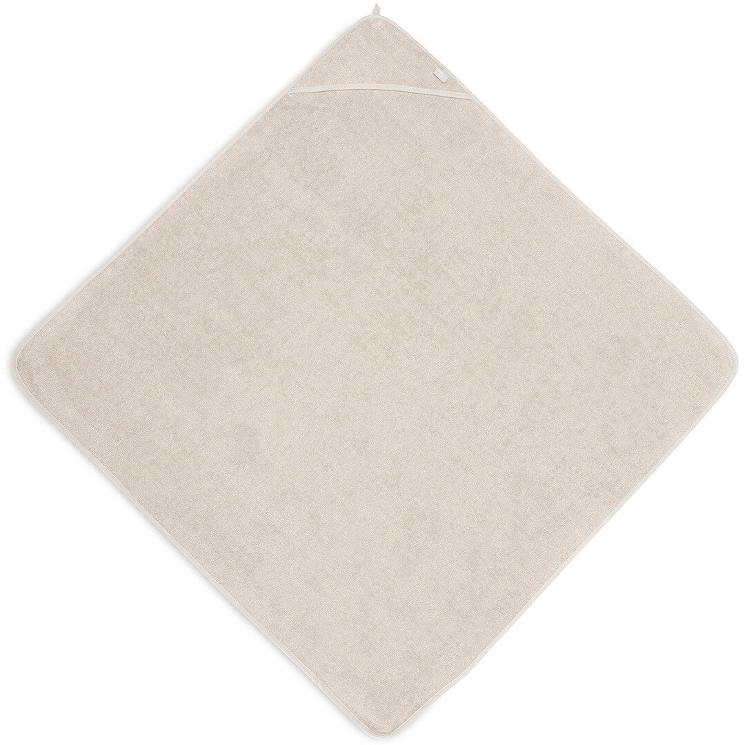 Jollein badcape van badstof in nougat kleur, plat neergelegd.