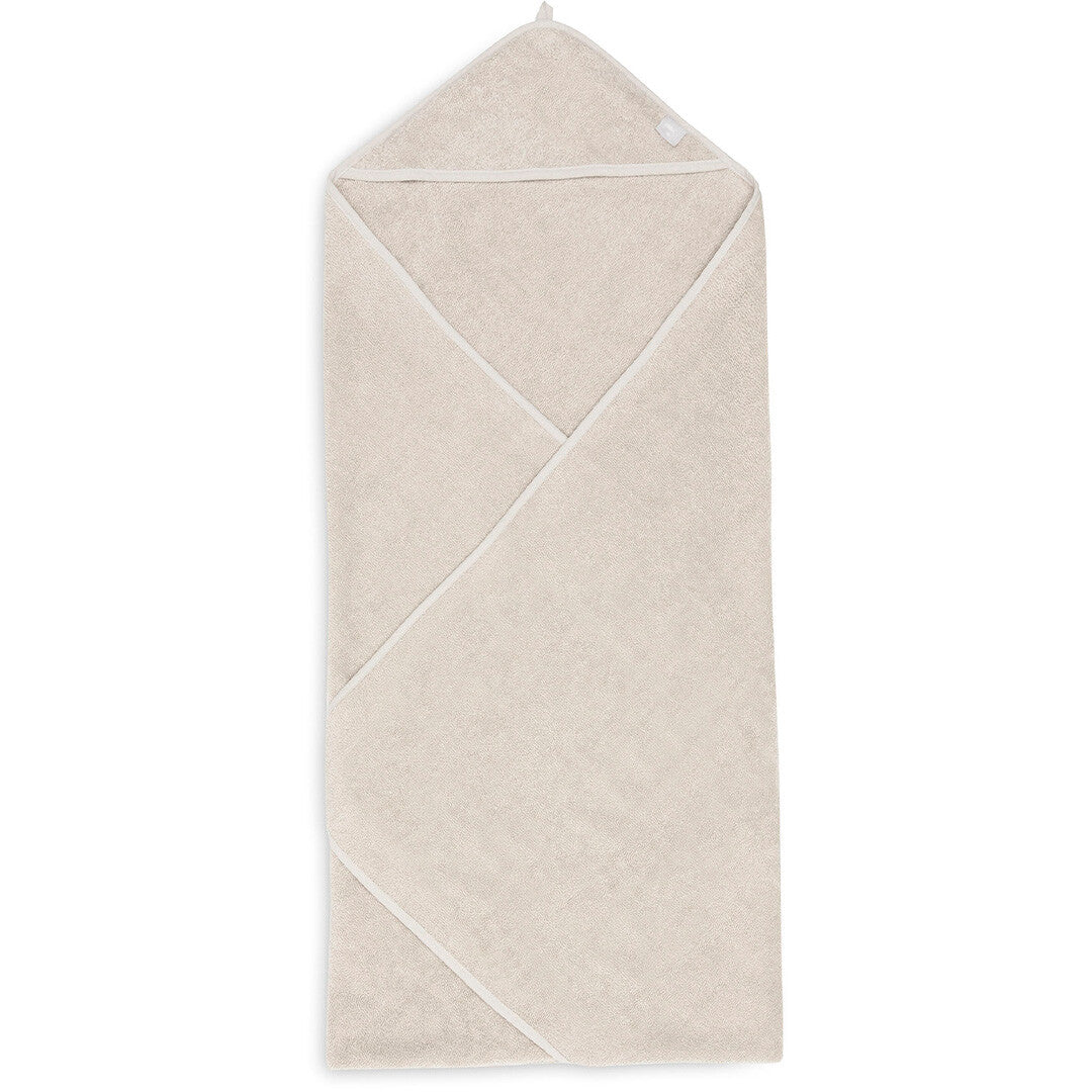 Jollein badcape van badstof in nougat kleur, langwerpig gevouwen.