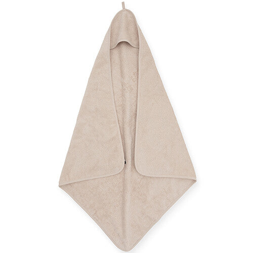 Jollein baby badcape van badstof in nougat kleur, hangend getoond.
