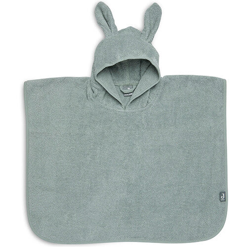 Jollein badponcho voor baby's en peuters in ash green met konijnenoren op de capuchon, vooraanzicht.