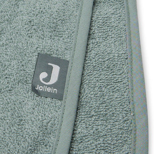 Detail van het Jollein merklabel op de ash green badponcho.