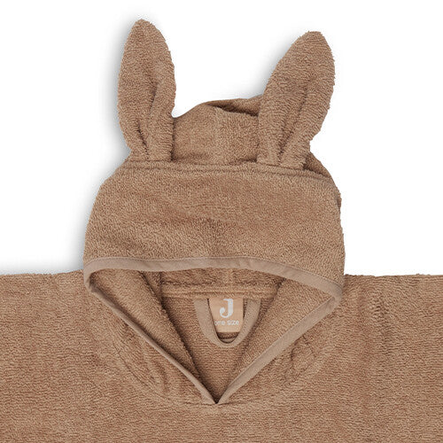 Detail van de capuchon van de Jollein badponcho met konijnenoren en het merklabel in de nek.