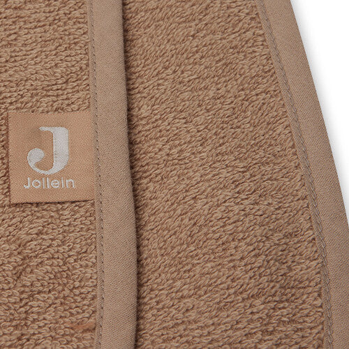 Detail van het Jollein merklabel op de biscuitkleurige badponcho.