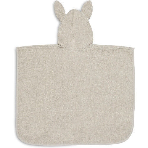 Achterkant van de Jollein baby badponcho in nougatkleur met konijnenoortjes, plat gefotografeerd.