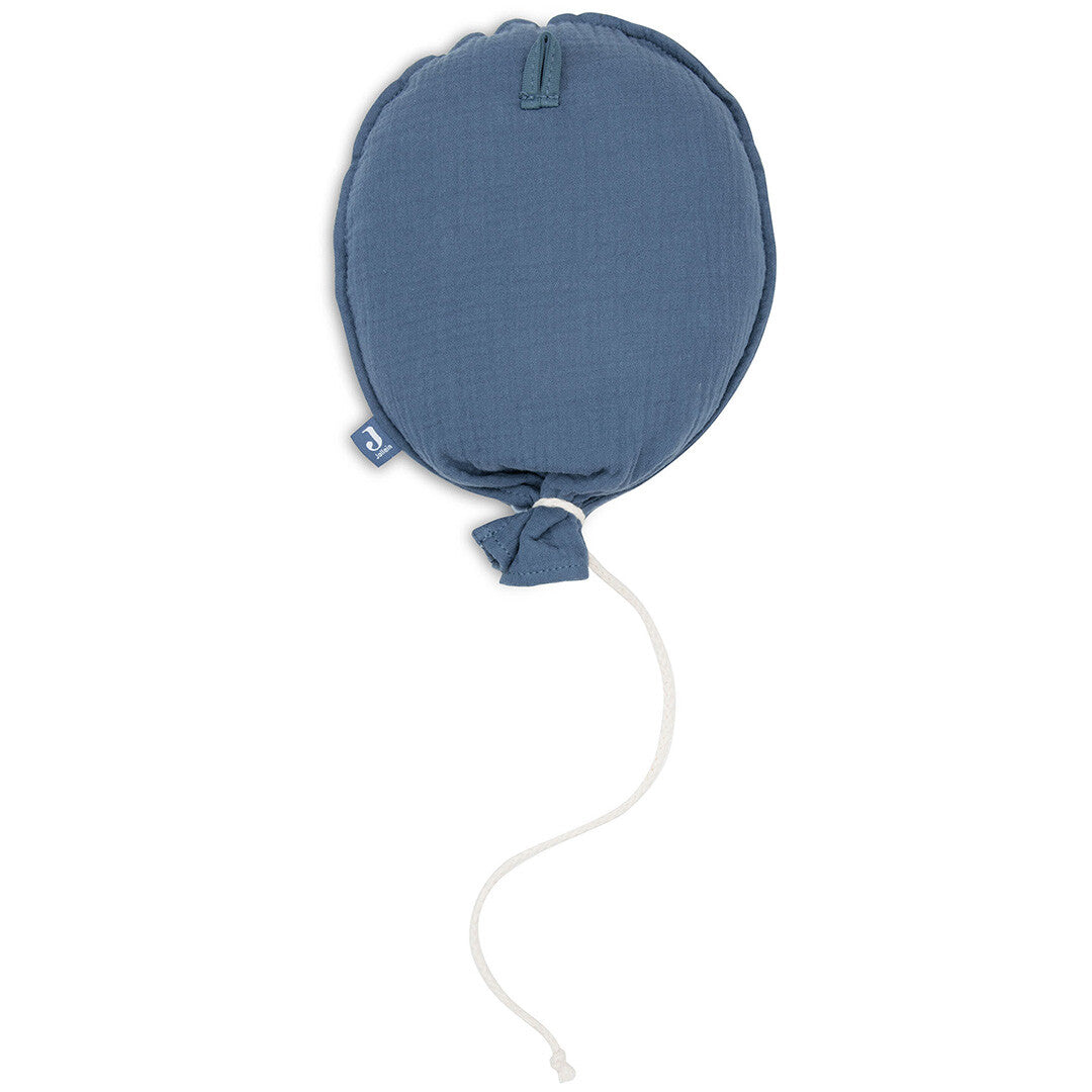 Jollein blauwe stoffen decoratieballon met wit touwtje, op een witte achtergrond.