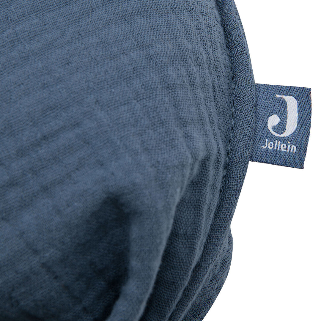 Detail van het Jollein merklabel aan de zijkant van de blauwe stoffen decoratieballon.