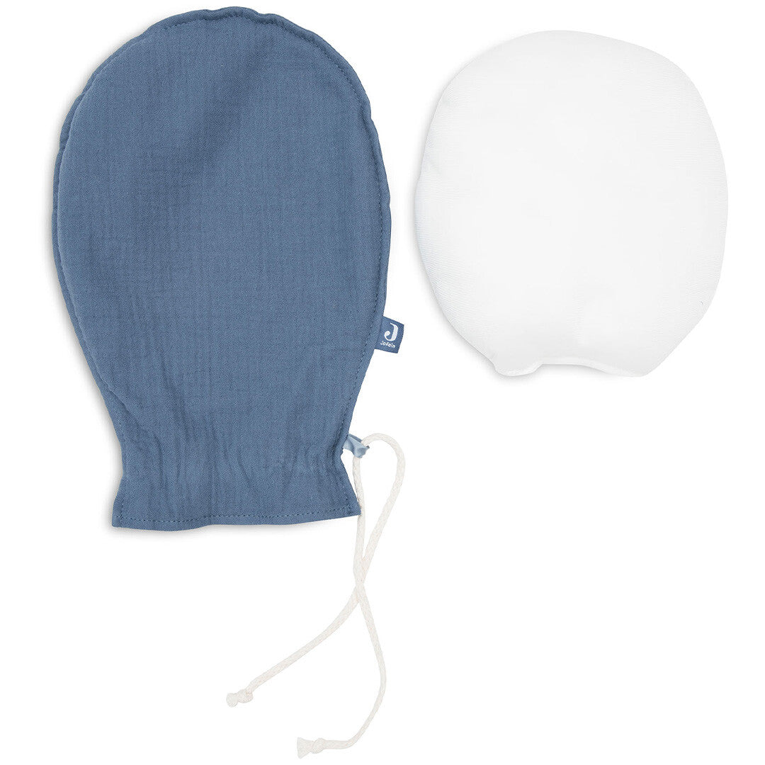 Jollein blauwe stoffen decoratieballon met touwtje en een wit ovaalvormig binnenkussen, naast elkaar op een witte achtergrond.
