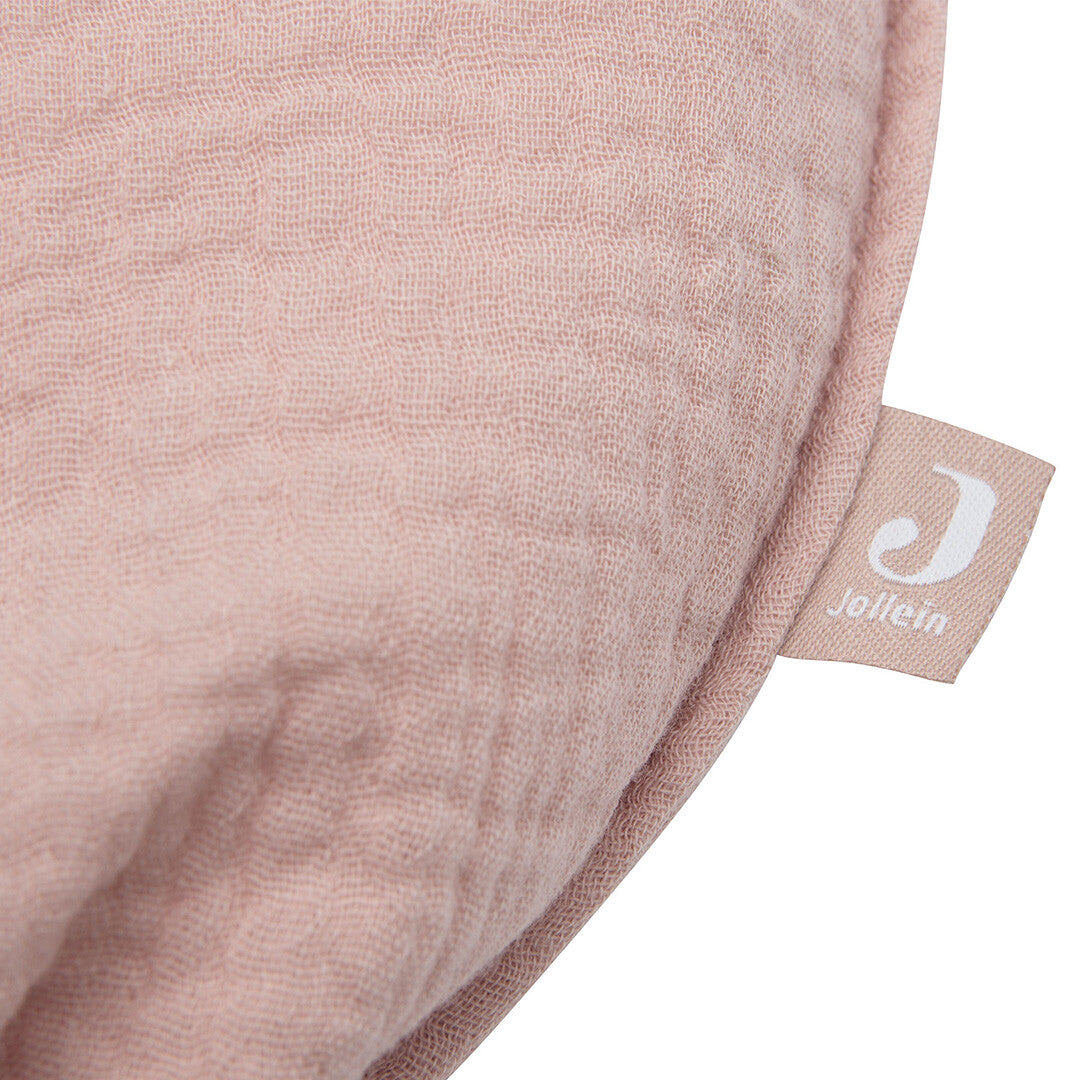 Detail van het Jollein merklabel op de roze katoenen ballon decoratie.