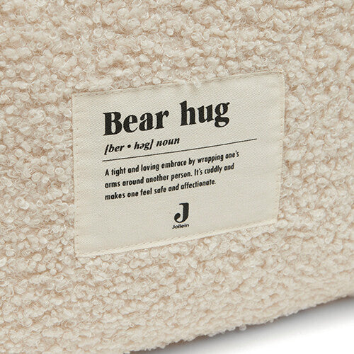 Detail van het 'Bear hug' label op de Jollein bouclé boxopbergzak, met de tekst en het Jollein logo.