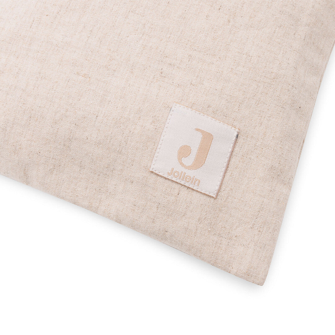 Detail van het Jollein merklabel op de beige boxopbergzak.