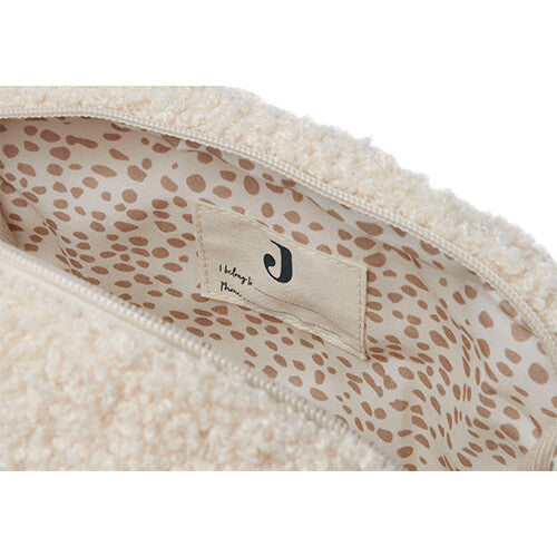De binnenkant van de Jollein bouclé toilettas met een stippenpatroon en merklabel.