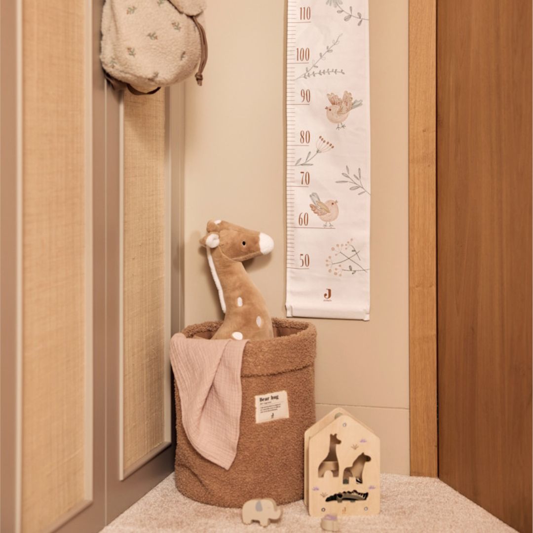 Jollein groeimeter met vogels en bloemenpatroon in een kinderkamer.