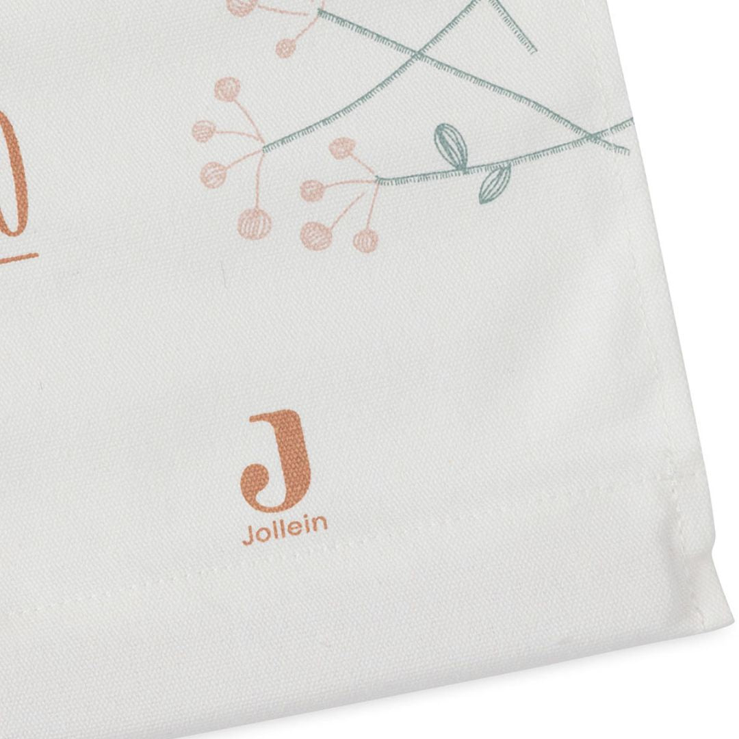 Detail van de Jollein groeimeter met het Jollein logo en bloemen.