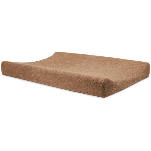 Jollein badstof verschoonkussenhoes in biscuitkleur, schuin gefotografeerd.