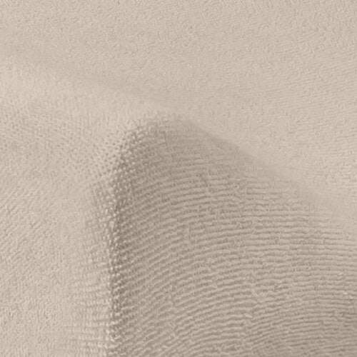 Close-up van de nougatkleurige badstof stof van de verschoonkussenhoes.