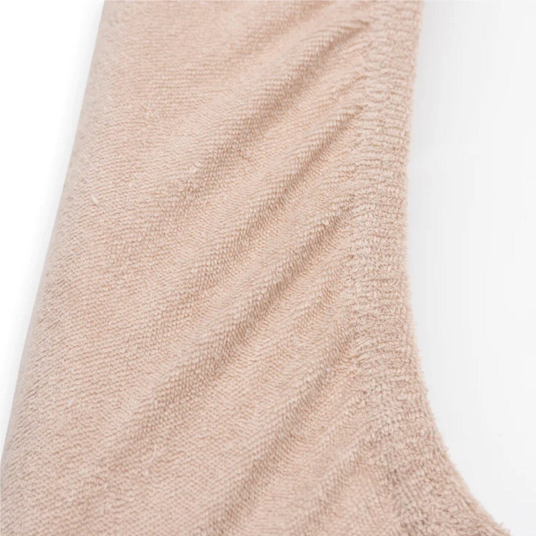 Close-up van de badstof textuur van de Jollein hoes voor verschoonkussen in wild rose.