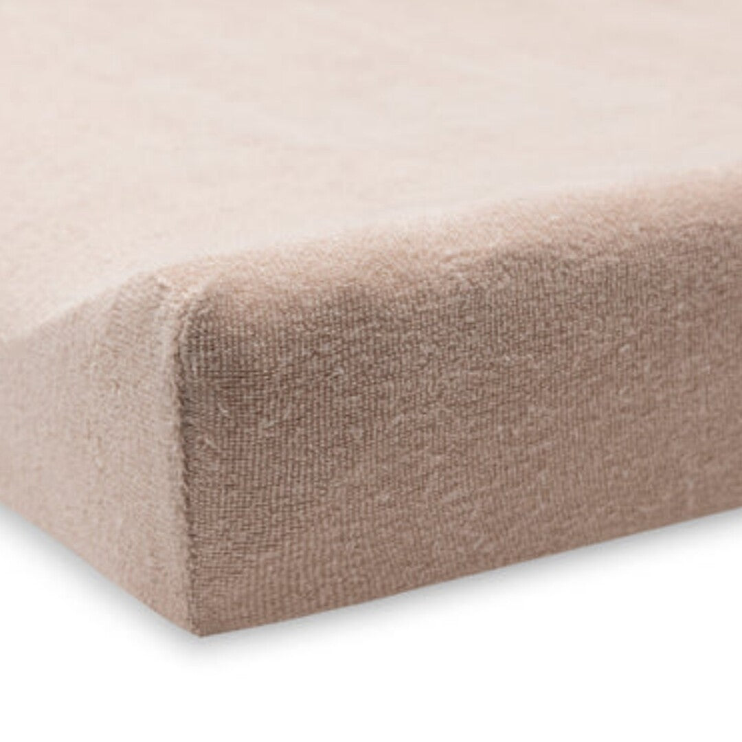 Detail van de hoek en opstaande rand van de Jollein badstof hoes voor verschoonkussen.