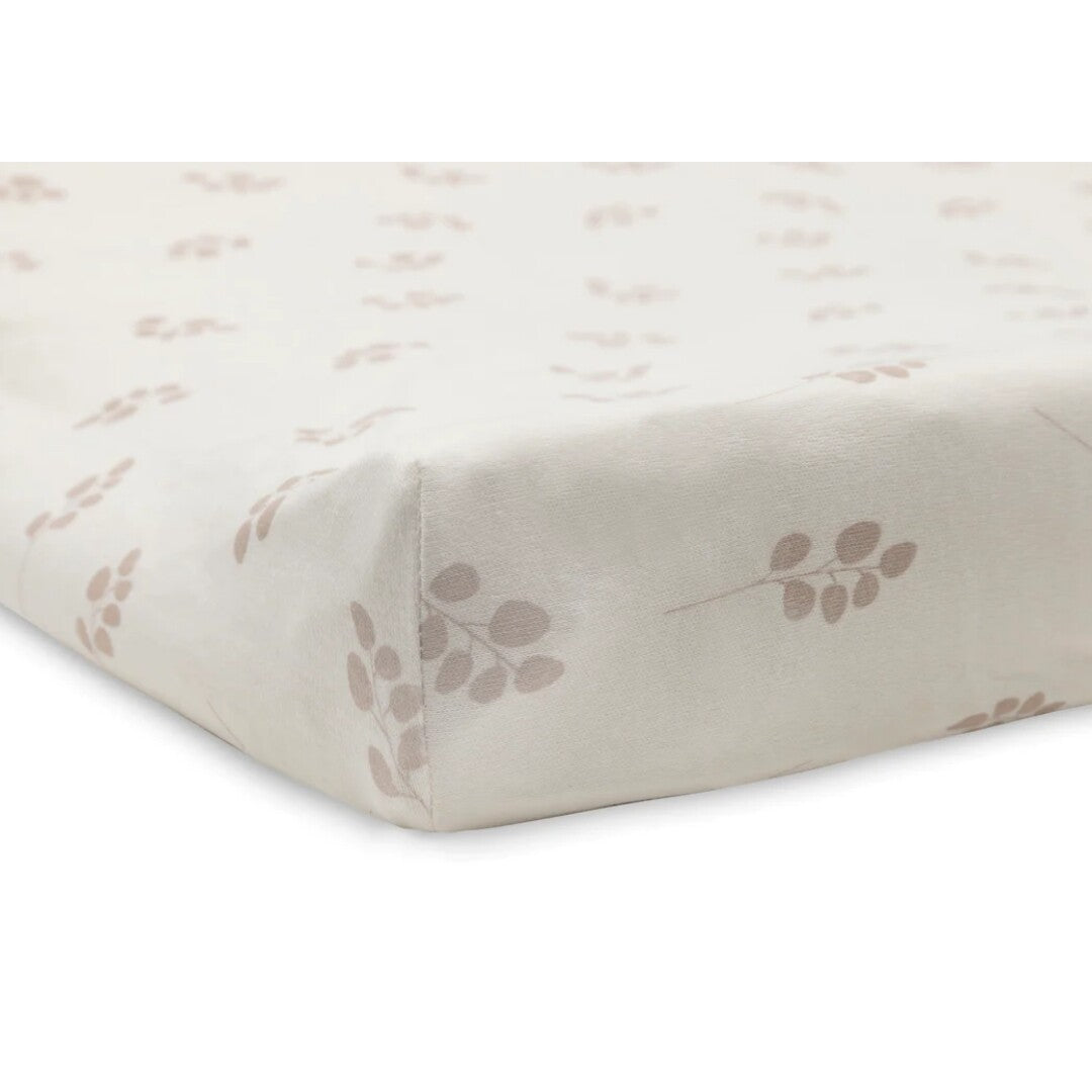 Hoekdetail van de Jollein hoes voor een verschoonkussen met het wild rose takjespatroon.