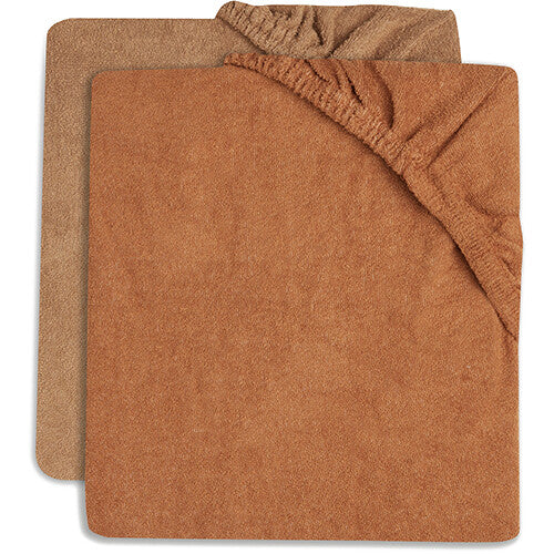 Twee Jollein badstof hoezen voor een verschoonkussen in caramel en biscuit kleur, met elastische hoek.