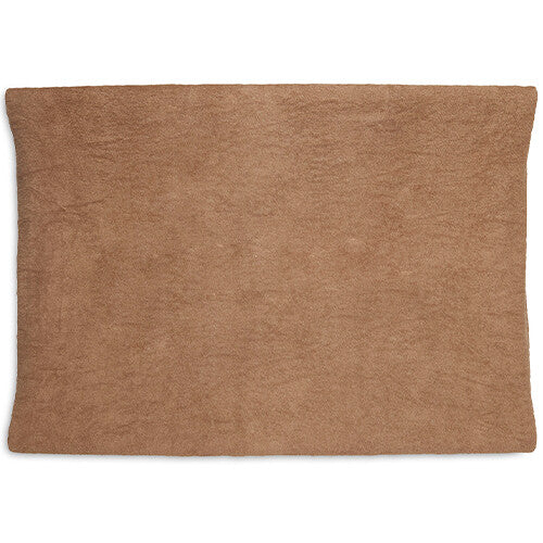 Een Jollein badstof hoes voor een verschoonkussen in caramel kleur, plat neergelegd.