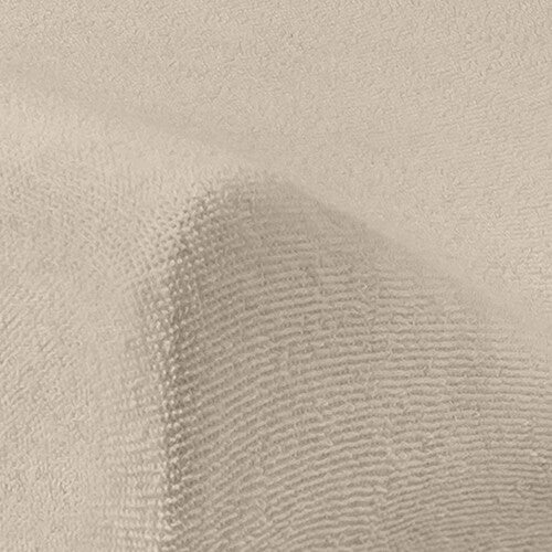 Detail van de nougatkleurige badstof stof van een verschoonkussenhoes.