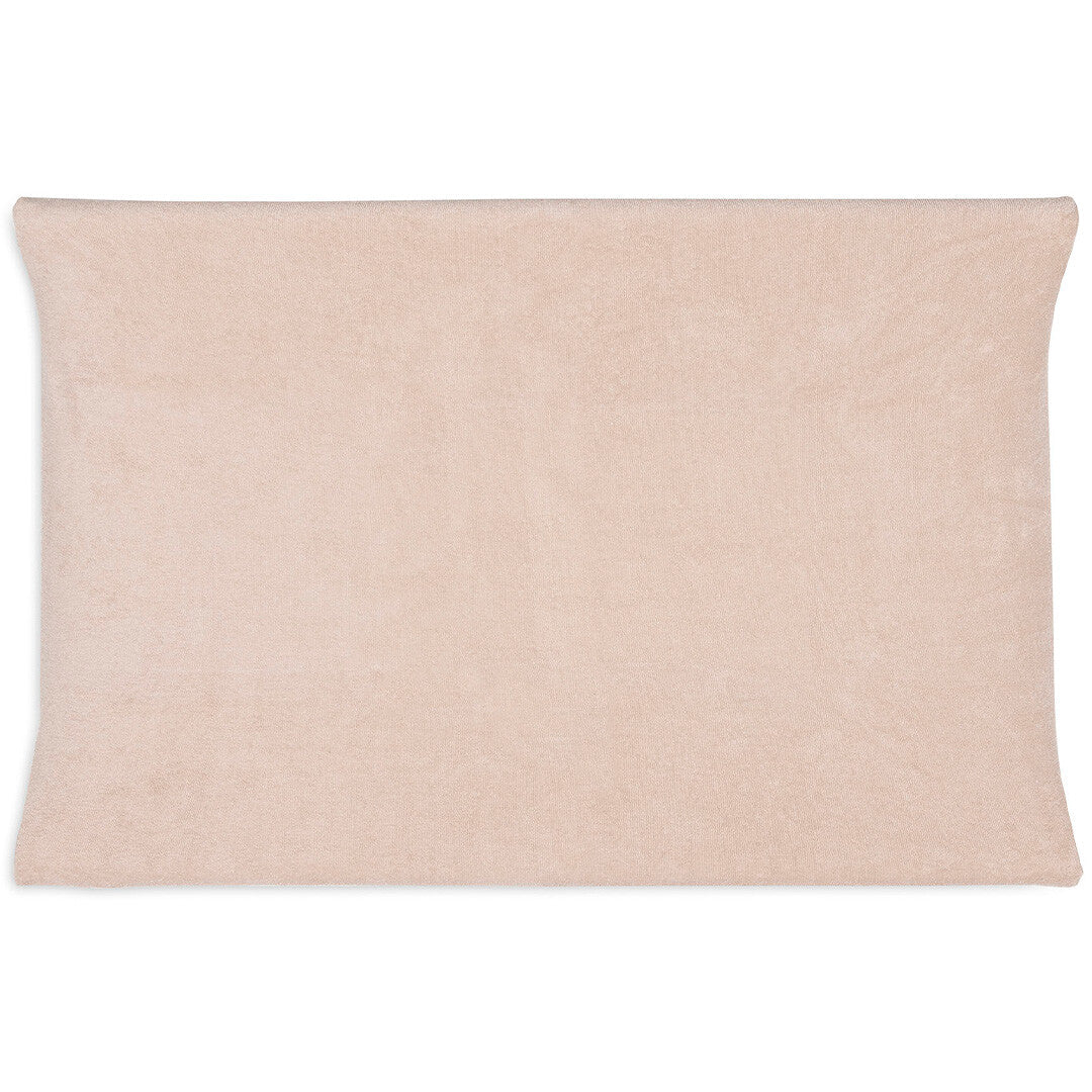 Jollein wild rose badstof verschoonkussenhoes over een aankleedkussen, van bovenaf gezien.