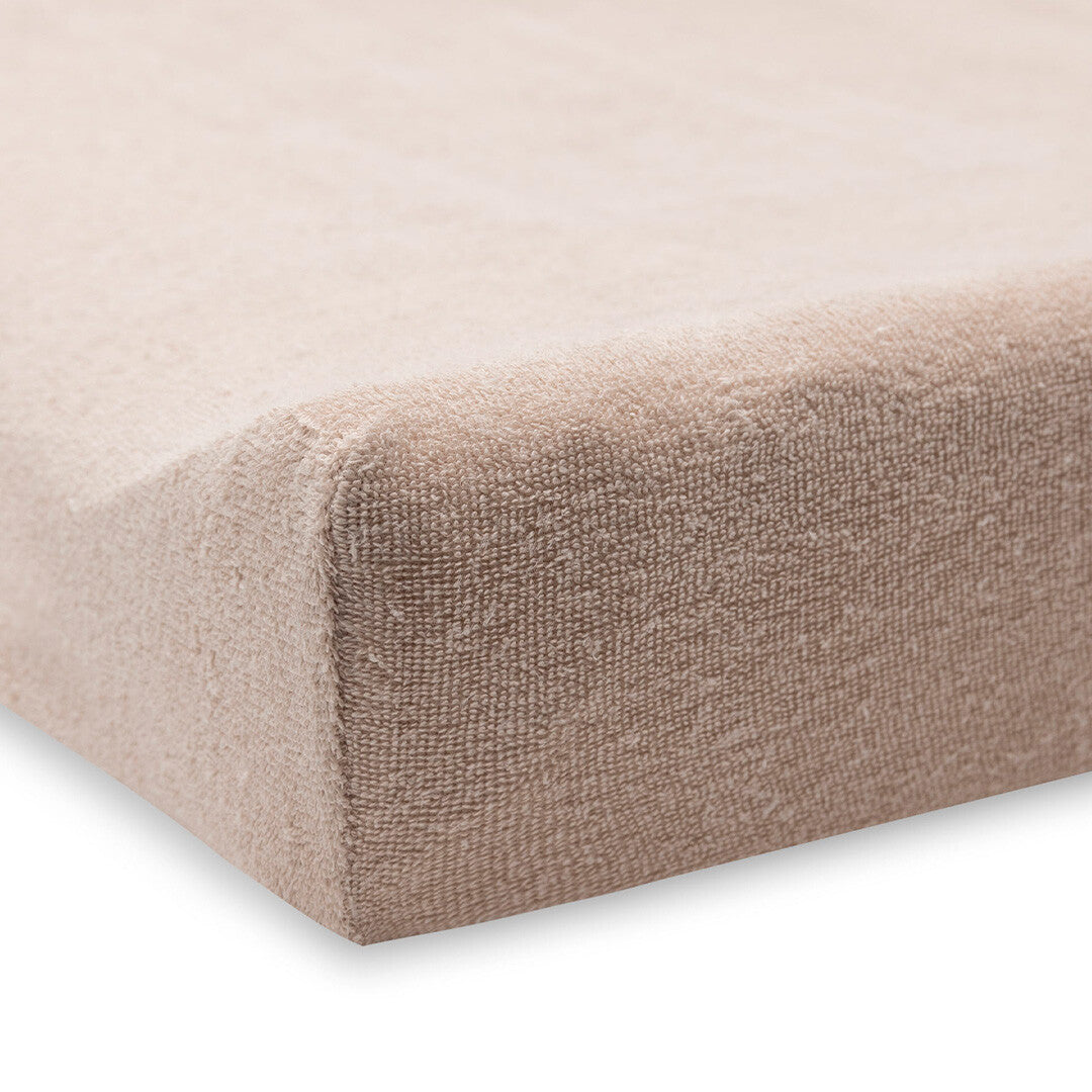 Detail van de hoek van de Jollein wild rose badstof verschoonkussenhoes.