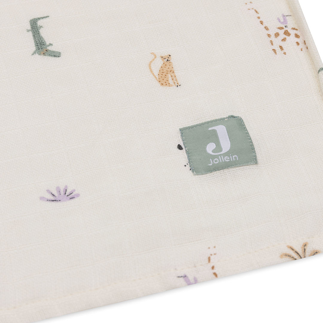 Detail van een Jollein hydrofiele multidoek met jungle jambo print en het Jollein merklabel.