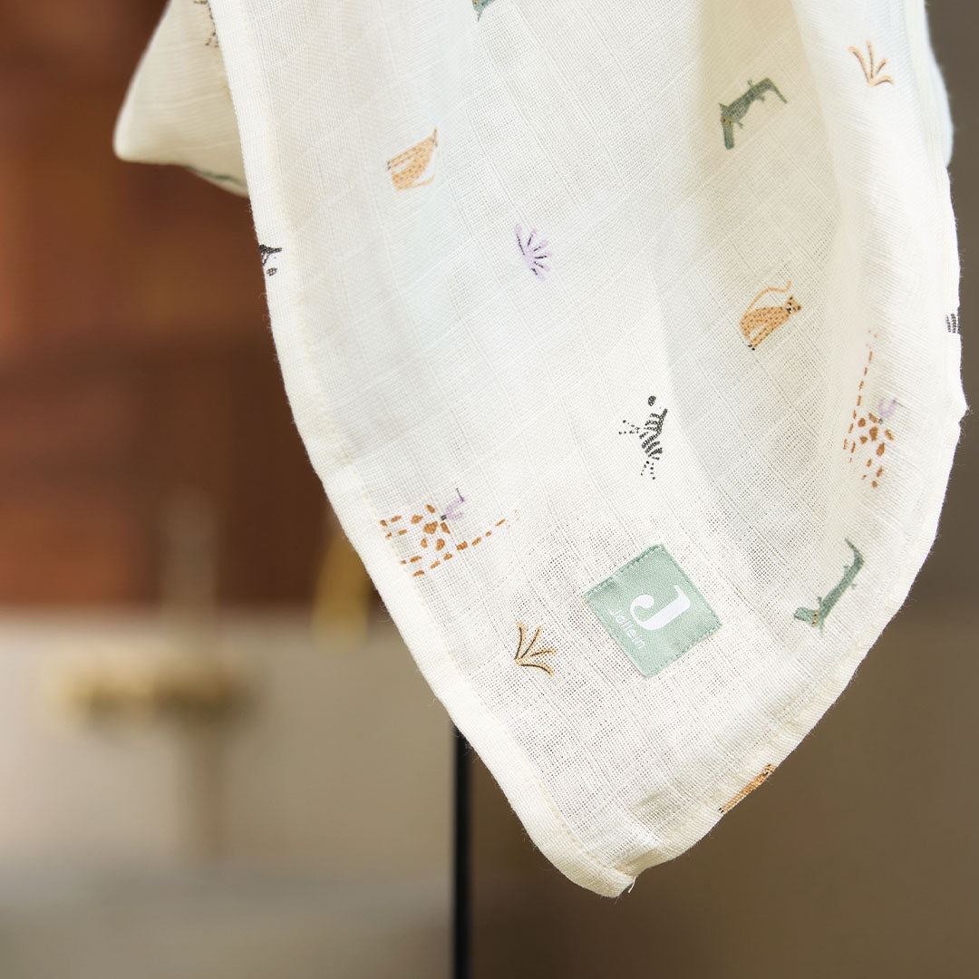 Jollein hydrofiele multidoek met jungle jambo print en merklabel, hangend getoond.