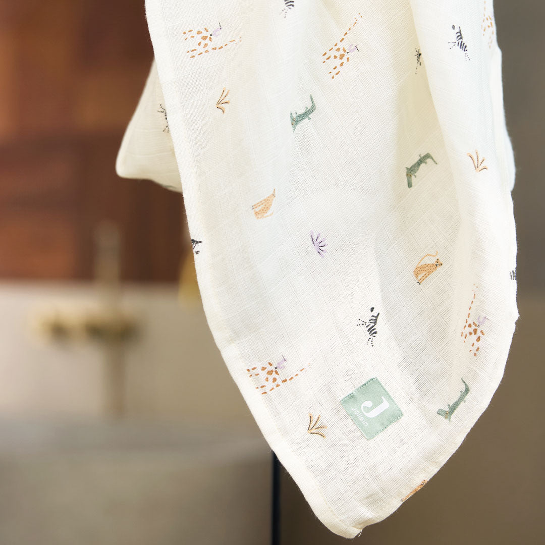 Detail van een Jollein hydrofiele multidoek met jungle dierenpatroon en merklabel.
