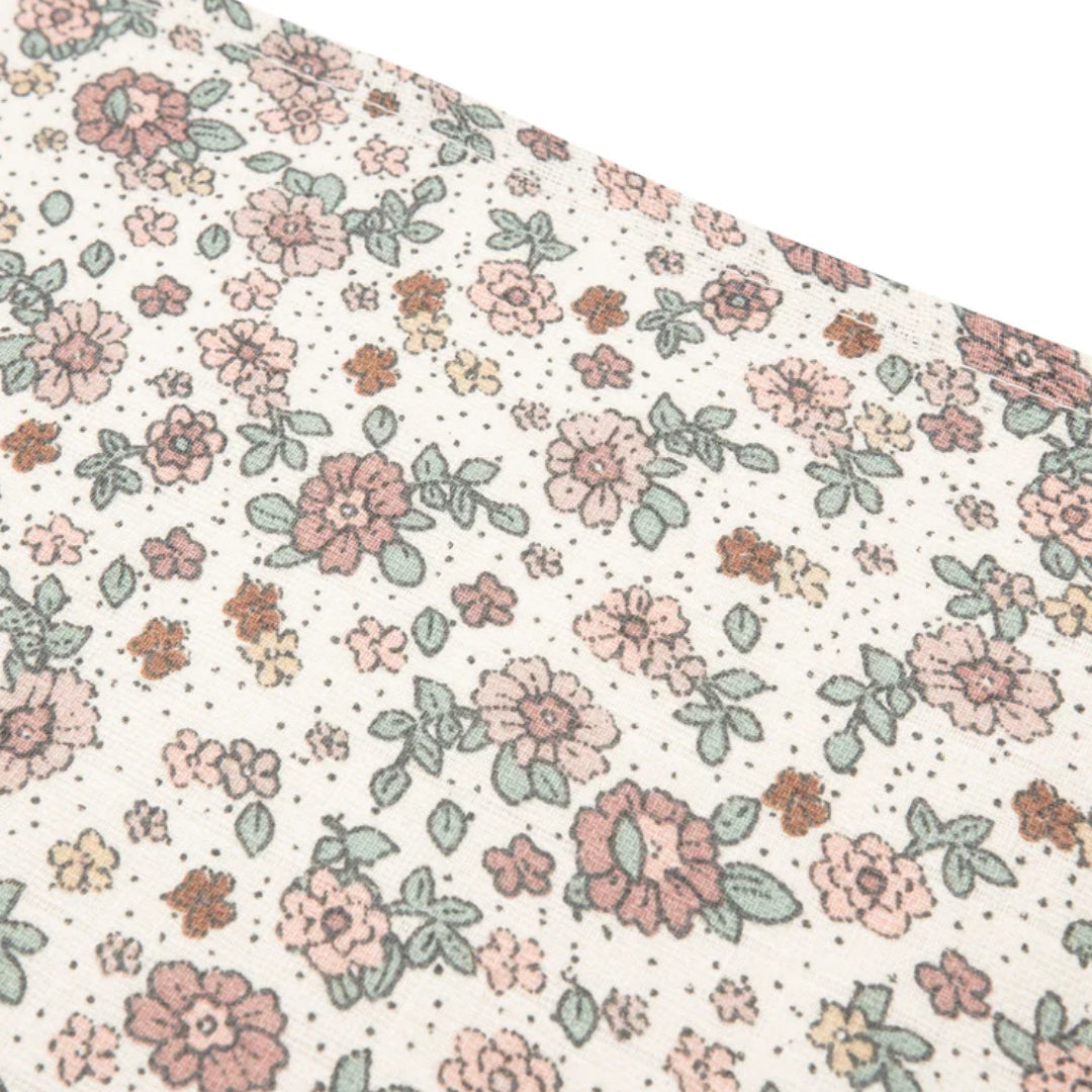 Detail van een Jollein hydrofiele multidoek met een retro bloemenpatroon in roze en groen.