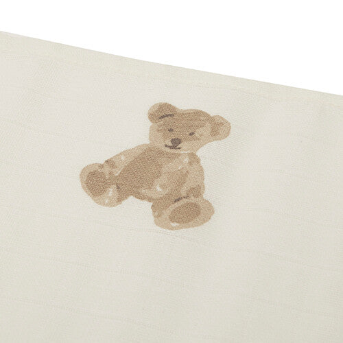 Detail van een beige teddybeer op een Jollein hydrofiele multidoek.