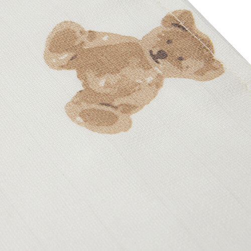 Detail van een Jollein hydrofiel spuugdoekje met een liggende teddybeer.